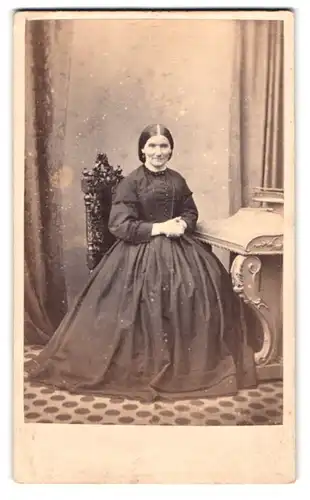 Fotografie Lupson, Stoke Newington, Church Street, Portrait ältere Dame im Kleid