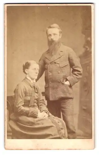 Fotografie A. Williams, Hornsey, Portrait bürgerliches Paar in zeitgenössischer Kleidung