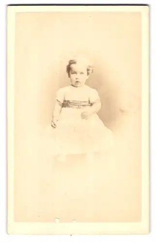 Fotografie A. Williams, Hornsey, Portrait kleines Mädchen im weissen Kleid