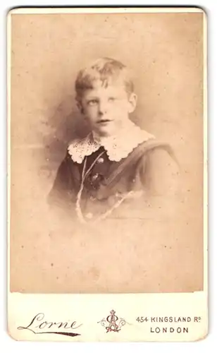 Fotografie A. Lorne, London, 454, Kingsland Road, Portrait kleiner Junge in hübscher Kleidung