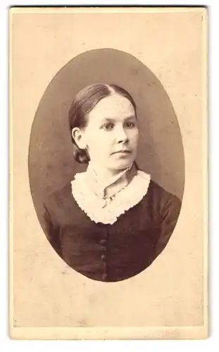 Fotografie W. Sherwood, Workington, 23, Nook Street, Portrait junge Dame in hübscher Kleidung