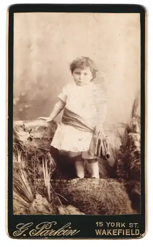 Fotografie G. Parkin, Wakefield, 15, York St., Portrait kleines Mädchen im weissen Kleid