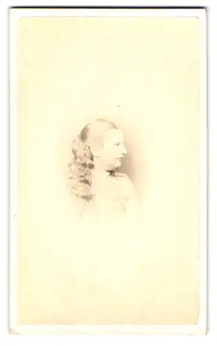 Fotografie Thos. Wilkinson, Weymouth, 106, St. Mary Street, Portrait junge Dame mit langen Haaren