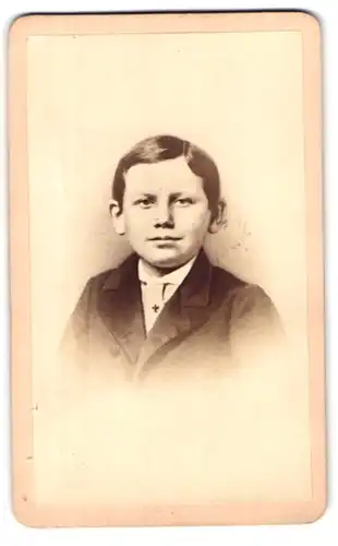 Fotografie C. Höpfner, Halle a/S., Junge mit Seitenscheitel und Segelohren im Anzug