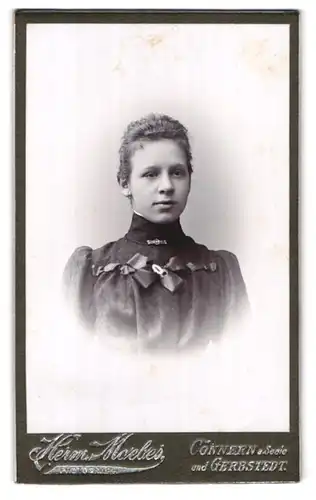 Fotografie Herm. Moebes, Cönnern a/S., Junge Frau mit Hochsteckfrisur in schwarzem Kleid