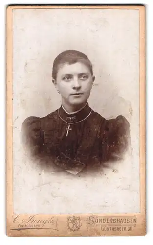 Fotografie C. Jungk, Sondershausen, Güntherstrasse 30, Junge Frau mit Kurzhaarfrisur und Kreuzkette im Kleid