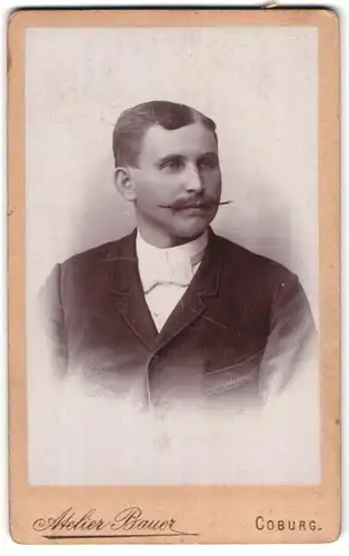 Fotografie Atelier Bauer, Coburg, Casernenstrasse 3, Mann mit Seitenscheitel, Schnurrbart und weisser Fliege