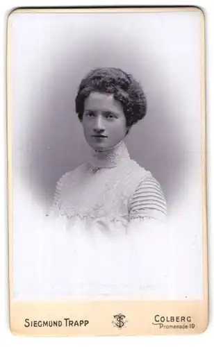 Fotografie Siegmund Trapp, Colberg, Promenade 19, Junge Frau mit Locken in weissem Kleid mit Spitze