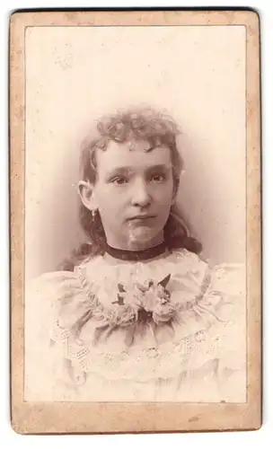 Fotografie unbekannter Fotograf und Ort, Junges Mädchen mit Locken, Ohrringen und Halsband im Kleid