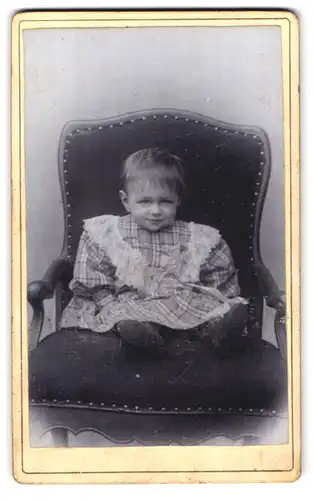 Fotografie Louis Uhle, Siebleben-Gotha, Kleines Mädchen in kariertem Kleid mit frechem Blick