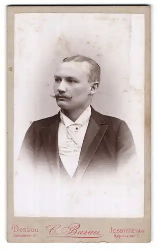 Fotografie C. Burau, Dessau, Zerbststrasse 37, Junger Mann mit Scheitel und Schnurrbart mit Sacko und Krawatte