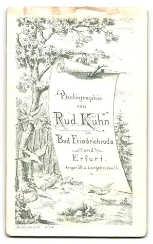 Fotografie Rudolf Kühn, Erfurt, Anger 58, Mann mit Seitenscheitel und langem Schnurrbart im Anzug mit Fliege