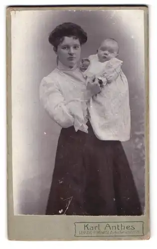 Fotografie Karl Anthes, Leipzig-Plagwitz, Zschocherschestr. 25, Stolze junge Mutter mit ihrem Baby auf dem Arm