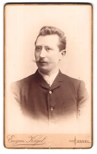 Fotografie Eugen Kegel, Cassel, Gr. Rosenstrasse 5, Mann mit Haartolle und langem Schnurrbart in Sacko