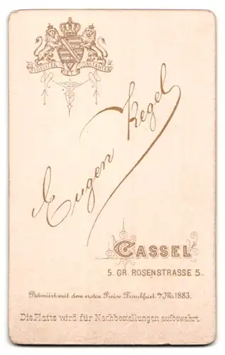 Fotografie Eugen Kegel, Cassel, Gr. Rosenstrasse 5, Mann mit Haartolle und langem Schnurrbart in Sacko