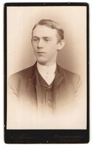 Fotografie C. Körner, Braunschweig, Hutfiltern 8, Junger Mann mit Seitenscheitel im Anzug