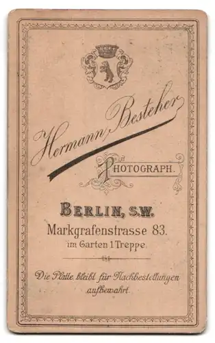 Fotografie Hermann Besteher, Berlin, Markgrafenstrasse 83, Adretter Mann mit Seitenscheitel und Schnurrbart