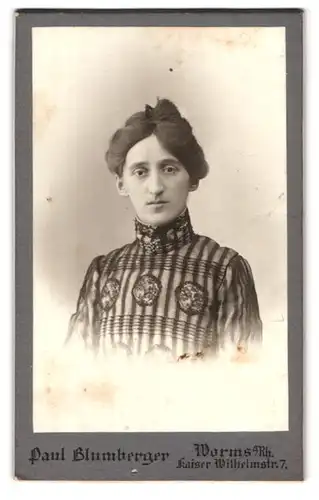 Fotografie Paul Blumberger, Worms, Kaiser Wilhelmstrasse 7, Frau mit hochgesteckter Frisur in einem besticktem Kleid
