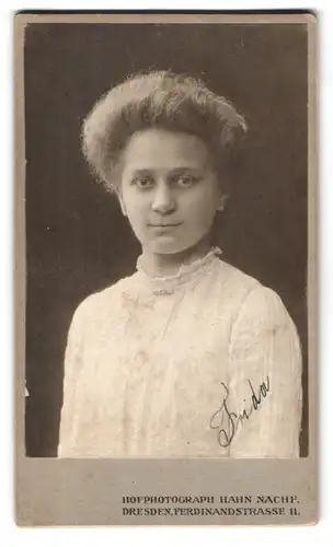 Fotografie Hofphotograph Hahn, Dresden, Ferdinandstrasse 11, Junge Frau mit Hochsteckfrisur in weissem Kleid