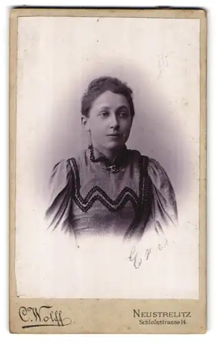 Fotografie C. Wolff, Neustrelitz, Schlossstrasse 14, Junge Frau mit zurückgekämmten Haar in besticktem Kleid