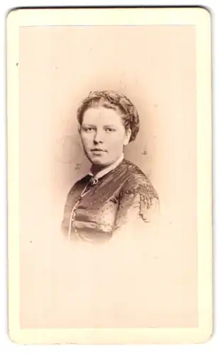 Fotografie C. Höpfner, Halle a/S., Frau mit zusammengebundenen Haaren in seidenem Kleid