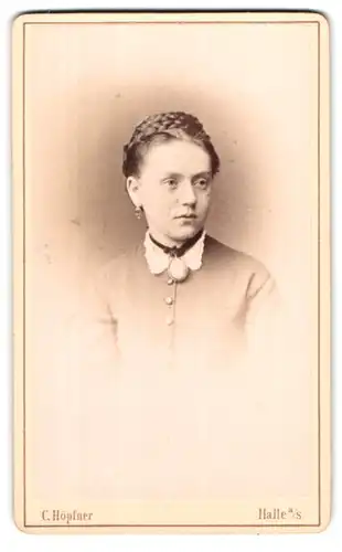 Fotografie C. Höpfner, Halle a/S., Junge Frau mit Kranzzopf, Ohrring und Brosche im Kleid