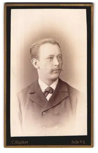 Fotografie C. Höpfner, Halle a/S., Poststrasse 13, Mann mit zurückgekämmten Haar und Schnurrbart im Anzug