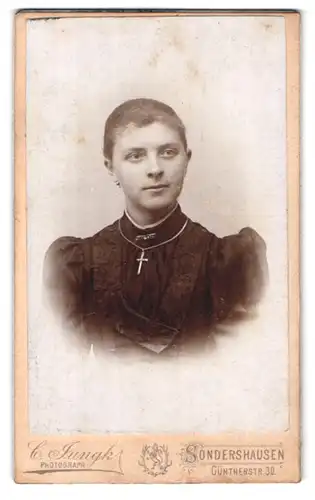 Fotografie C. Jungk, Sondershausen, Güntherstrasse 30, Frau mit kurzen Haaren in schwarzem Kleid mit Kreuzkette