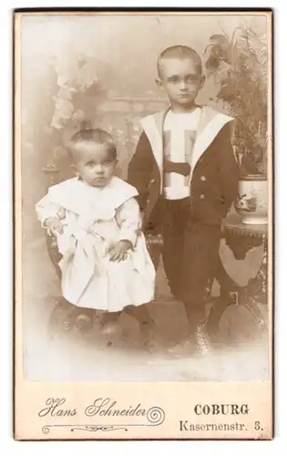 Fotografie Hans Schneider, Coburg, Kasernenstrasse 3, Zwei Kinder mit grossem Kopf in Anzug und Kleid