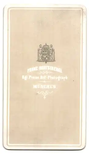 Fotografie Franz Hanfstaengl, München, Mann mit Scheitel und Vollbart in Sacko mit Fliege