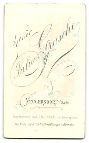 Fotografie Julius Grusche, Neugersdorf, Süsses Kind im Kleid neben Modellschiff