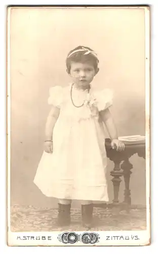 Fotografie H. Strube, Zittau, Lessingstrasssse 14, Süsses Mädchen mit Haarband in weissem Kleid