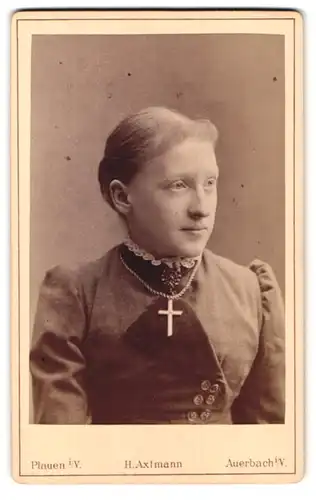 Fotografie H. Axtmann, Auerbach, Bahnhofstrasse 8, Junge Frau mit Brosche und Kreuzkette im Kleid