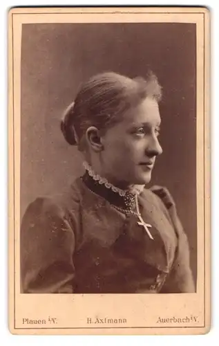 Fotografie H. Axtmann, Auerbach, Bahnhofstrasse 8, Seitenprofil einer jungen Frau mit Dutt und Kreuzkette