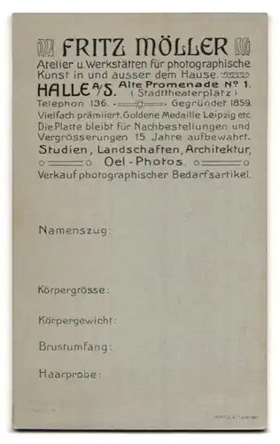 Fotografie Fritz Möller, Halle a/S., Alte Promenade 1, Mann mit Haartolle in kariertem Anzug mit verschränkten Armen