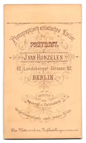 Fotografie J. van Ronzelen, Berlin, Landsberger Strasse 82, Junger Mann mit zurückgekemmten Haar und Brille