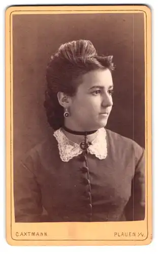 Fotografie C. Axtmann, Plauen, Oberer Graben 3, Adrette Dame mit schöner Frisur, Ohrringen und Halsband