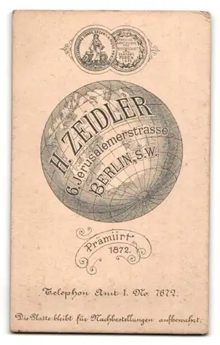 Fotografie H. Zeidler, Berlin, Jerusalemerstr. 6, Portrait bildschönes Fräulein mit Brosche und Perlenhalskette