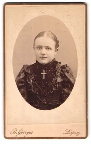 Fotografie B. Goerges, Leipzig, Töpferplatz, Portrait niedliches Mädchen mit Kreuz-Kette im gerüschten Kleid