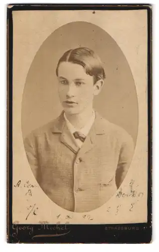 Fotografie Georg Michel, Strassburg, Steingasse 5, Portrait niedlicher Bube im grauen Jackett