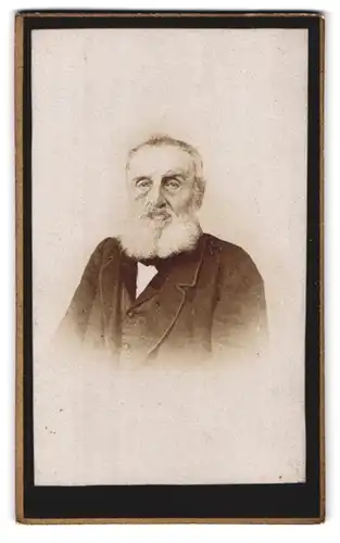 Fotografie S. Sönnig, Lauingen, Gartenstrasse 8, Portrait betagter Herr mit grauem Bart und Haar