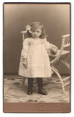 Fotografie Max Petermann, Leipzig-Kl. Zschocher, Dieskaustr. 13, Portrait süsses kleines Mädchen mit Ball in der Hand