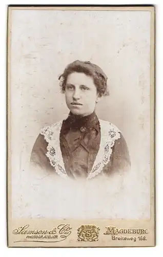 Fotografie Samson & Co., Magdeburg, Breiteweg 168, Portrait schöne junge Frau mit Stickerei an der Bluse