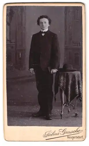 Fotografie Julius Grusche, Neugersdorf, Portrait elegant gekleideter Bube mit Buch in der Hand