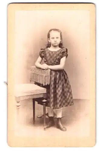 Fotografie Wilhelm Loeber, Dresden-Neustadt, Hauptstr. 19, Portrait süsses kleines Mädchen im Kleidchen mit Schnürstiefel
