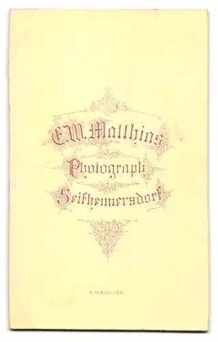 Fotografie E. W. Matthias, Seifhennersdorf, Portrait niedliches kleines Mädchen im bezaubernden Mantel