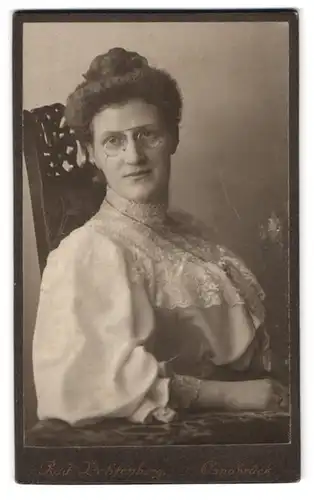 Fotografie Rud. Lichtenberg, Osnabrück, Möserstr. 24, Portrait hübsche Dame mit Dutt und Zwicker