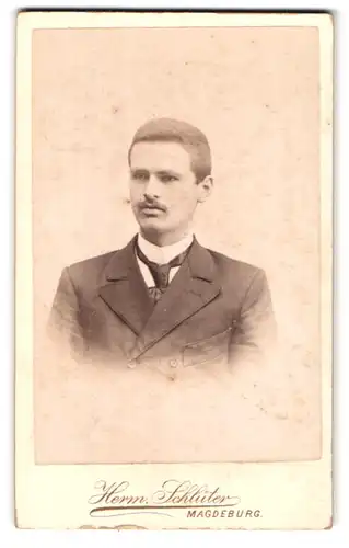 Fotografie Herm. Schlüter, Magdeburg, Breite Weg 165, Portrait junger elegant gekleideter Mann mit Schnurrbart