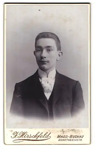 Fotografie J. Hirschfeld, Magdeburg-Buckau, Dorotheenstr., Portrait junger Mann elegant gekleidet mit Krawatte