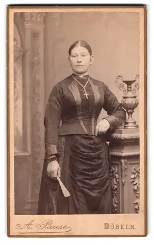 Fotografie A. Pause, Döbeln, Bahnhofstr. 295, Portrait elegant gekleidetes Fräulein mit Fächer in der Hand